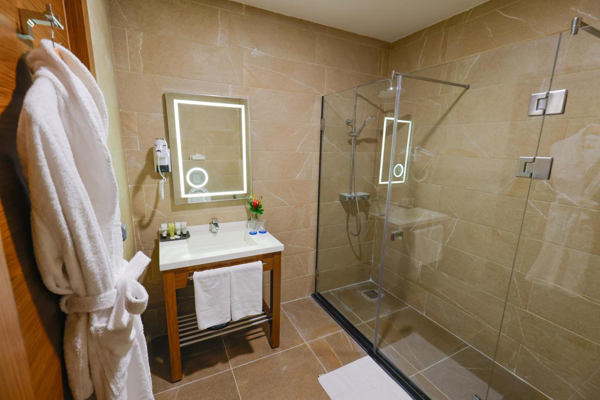 Byblos Hotel Abidjan Bagian luar foto