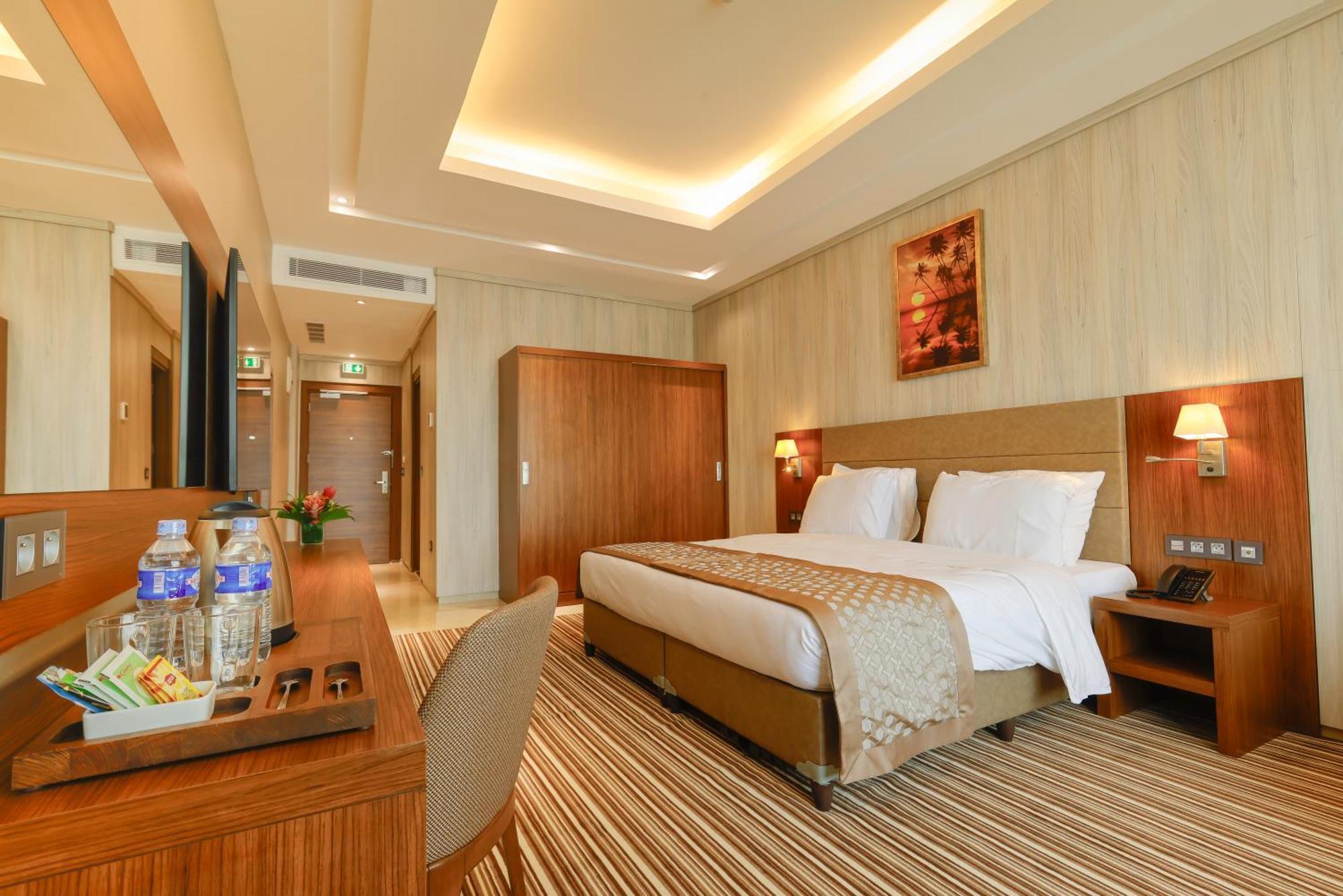 Byblos Hotel Abidjan Bagian luar foto