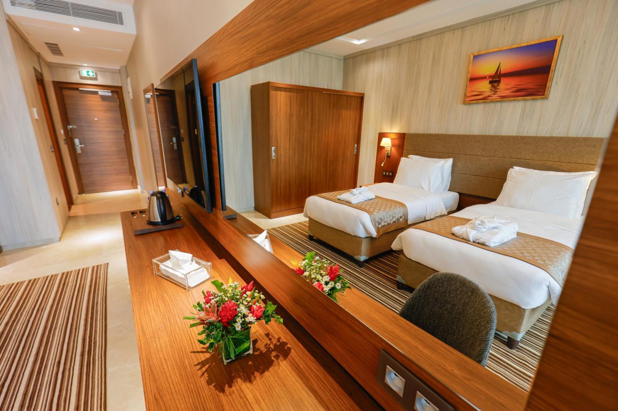 Byblos Hotel Abidjan Bagian luar foto