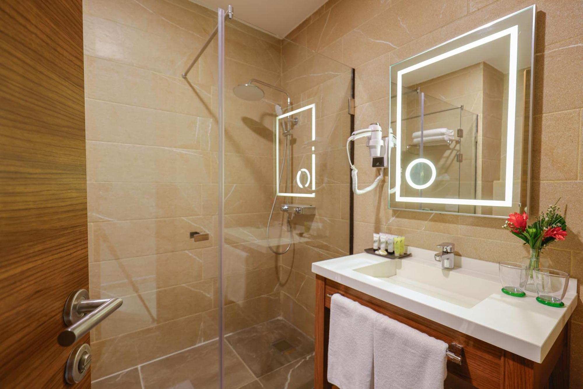 Byblos Hotel Abidjan Bagian luar foto