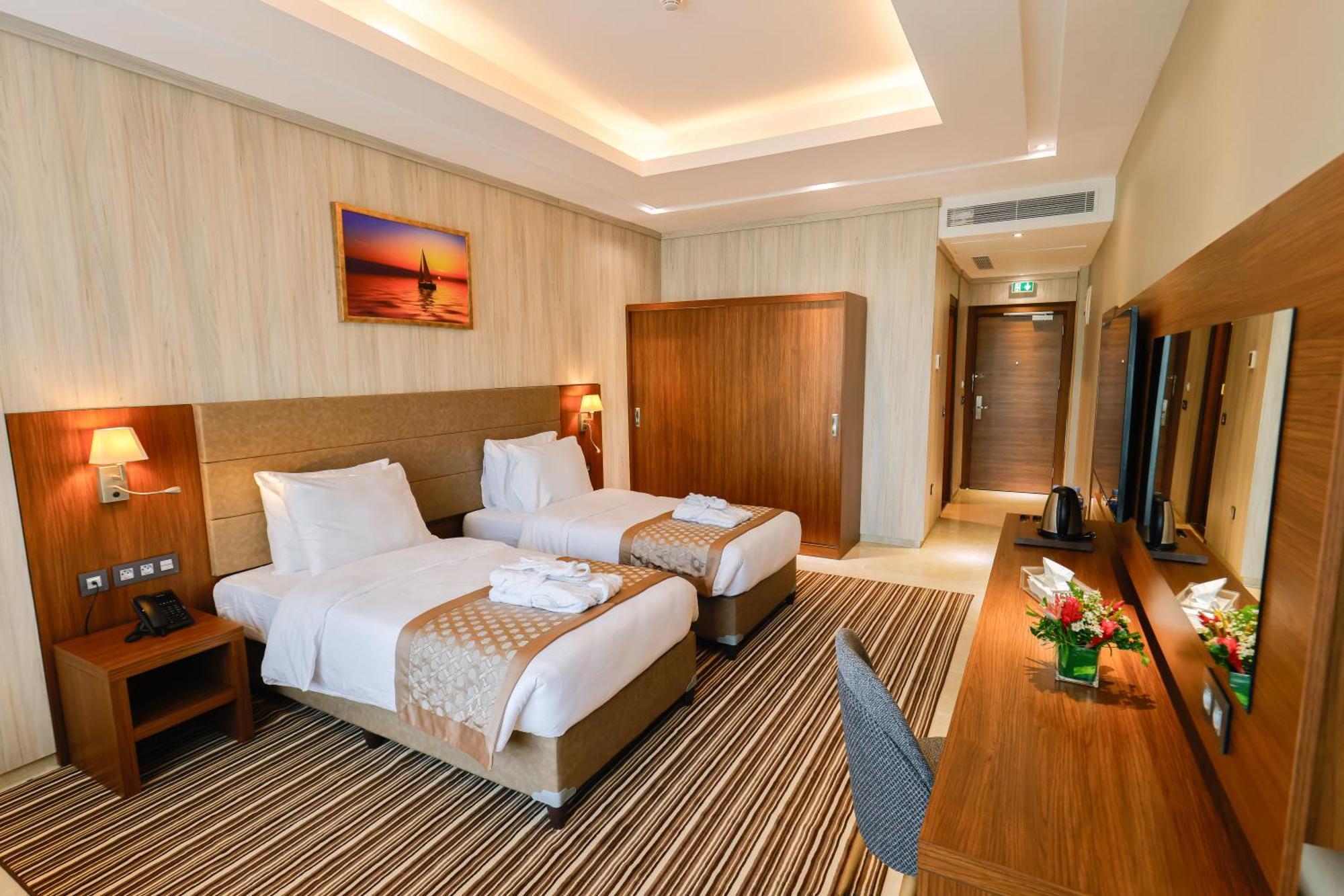 Byblos Hotel Abidjan Bagian luar foto