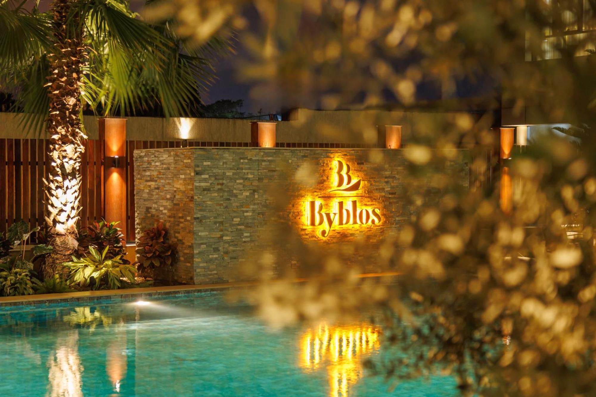 Byblos Hotel Abidjan Bagian luar foto